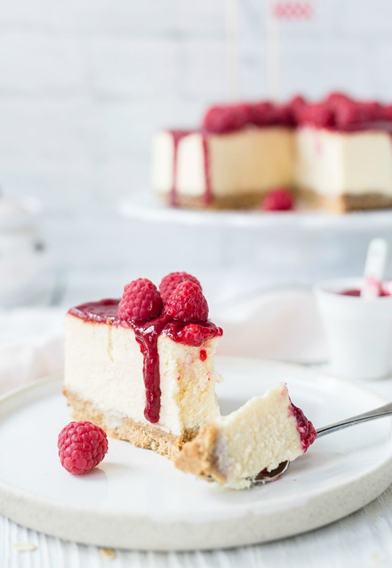 Resepti | Juustokakku vadelmilla ja valkosuklaalla 